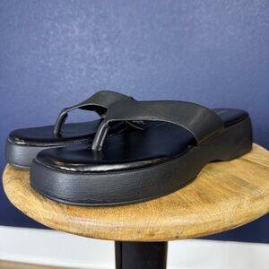 Sincerely Jules NWOT "Happiness" Black Platform Flip-flop Sandals, Size 9.5